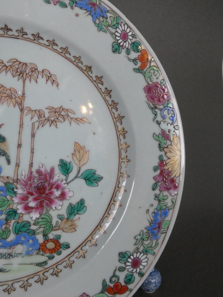 Qianlong (1735-1796) - Πιάτο - Kingfisher on a Pierced Rock in a Fenced Garden Landscape with Peonies and Bamboo - Πορσελάνη - Ροζ σμάλτο, σίδερο, κόκκινο χρυσό. #3.2