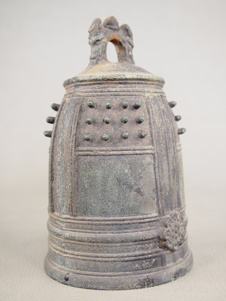  Kellopyhäkkö - Pronssi, Buddhistinen pronssinen temppelikello noin 100–150 vuotta sitten. - 1850-1900 - buddhalainen temppelinkello  #3.2