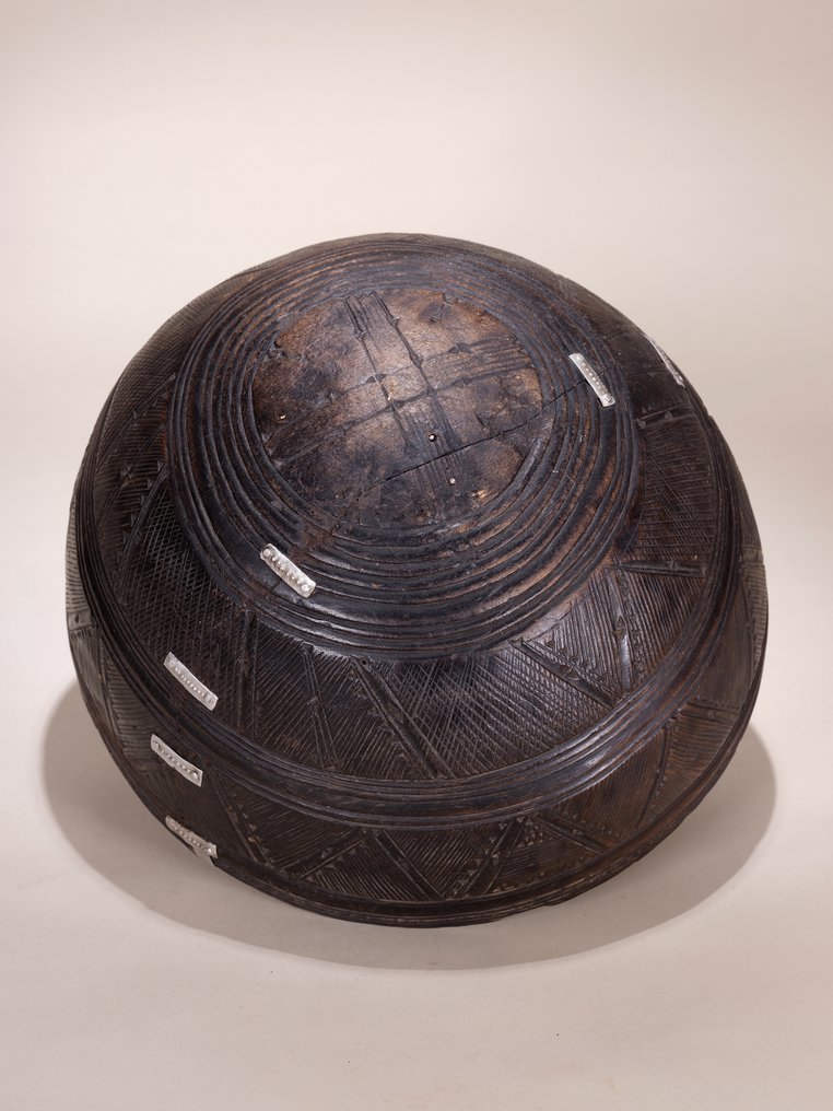 Ξύλινο μπολ με σκαλίσματα και τοπικές επισκευές, Τούαρεγκ ή Φουλάνη, Νίγηρας. - Tuareg - Νίγηρας  (χωρίς τιμή ασφαλείας) #3.2