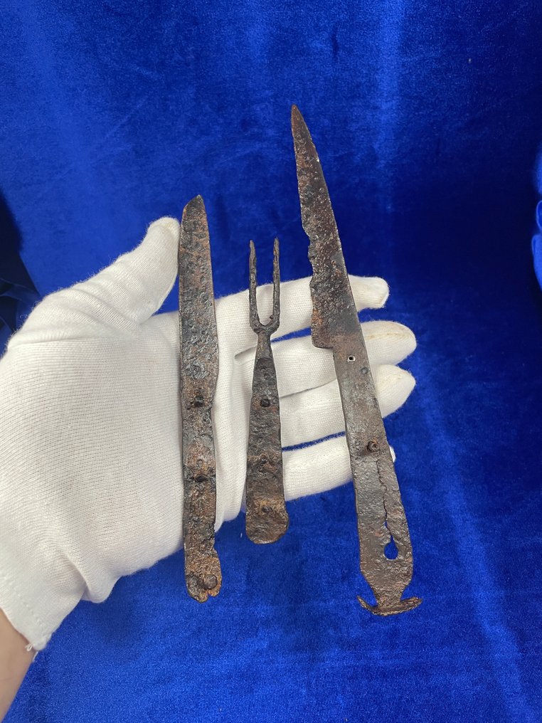 Medieval, Crusaders Era Medieval A lot of medieval knives and forks. - 23 cm  (No reserve price) #1.0