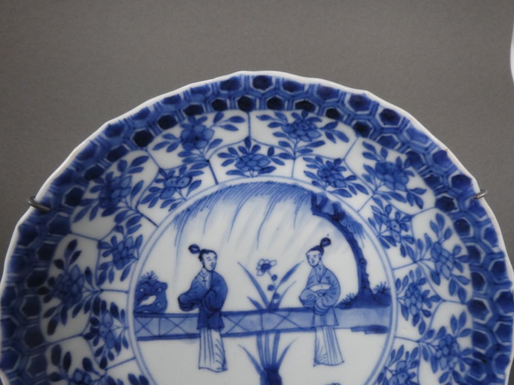 Kangxi (1662-1722) - Πιάτο - Very fine Ladies within Floral Garden Landscape - Πορσελάνη - Πίσω μέρος του πέταλου του λωτού #4.3