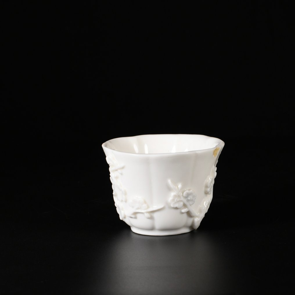 Κύπελλο - Gobelet en blanc de chine à décor de branches prunus en relief - Πορσελάνη #1.0