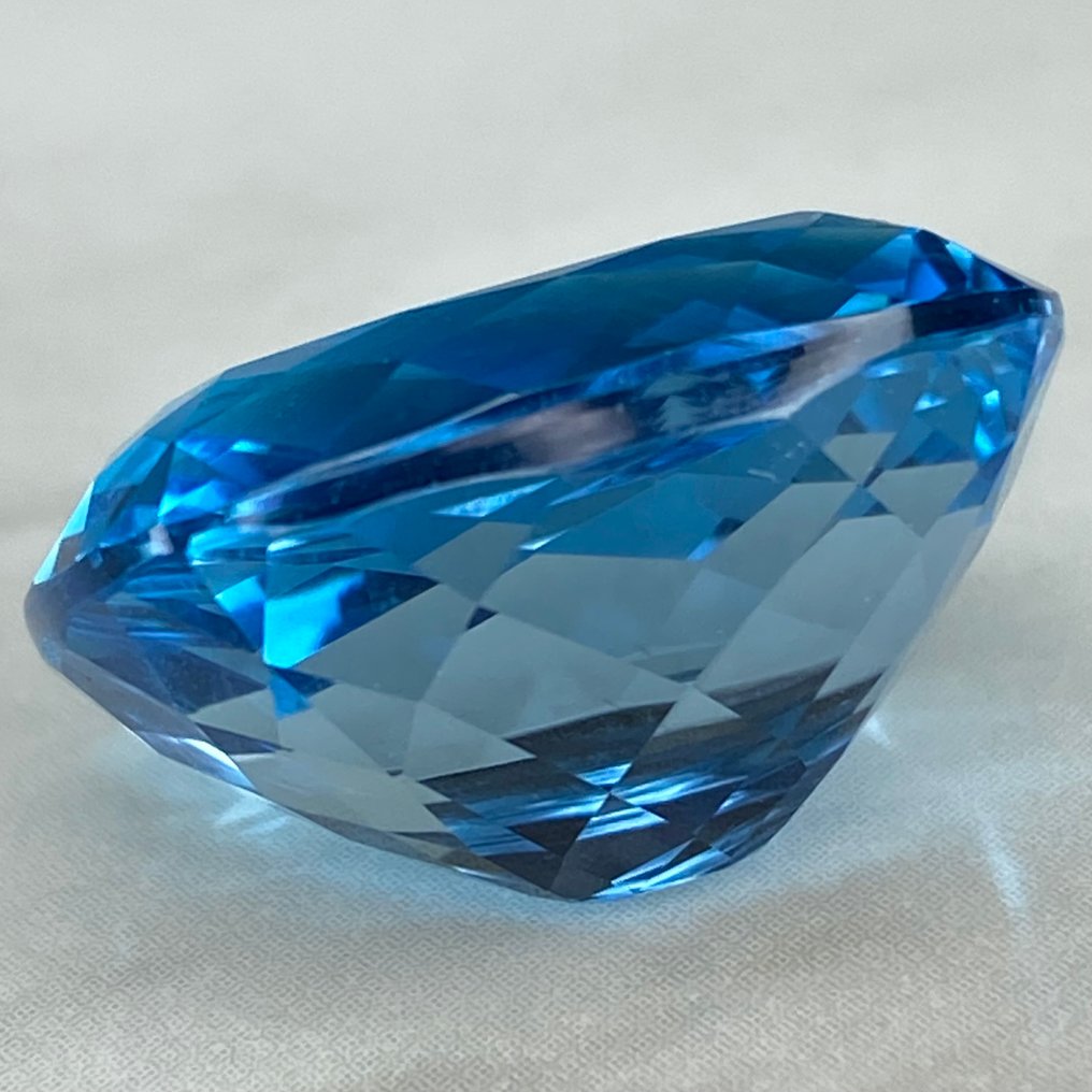 χωρίς τιμή ασφαλείας Μπλε Τοπάζιο  - 31.48 ct - Διεθνής Ένωση Έγχρωμων Πολύτιμων Λίθων (ICA GemLab) - Πολύ καλό Swiss Blue #4.3