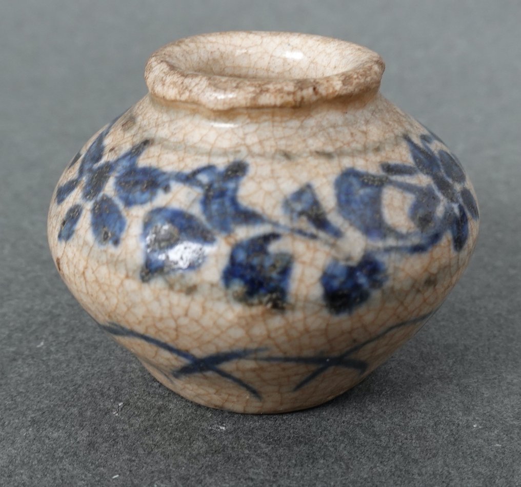 Jiajing (1522-1566) - Purkki - Sininen ja valkoinen Ming-dynastian pallomainen malja - Posliini - Persikka ja lehtikuvioita #1.0