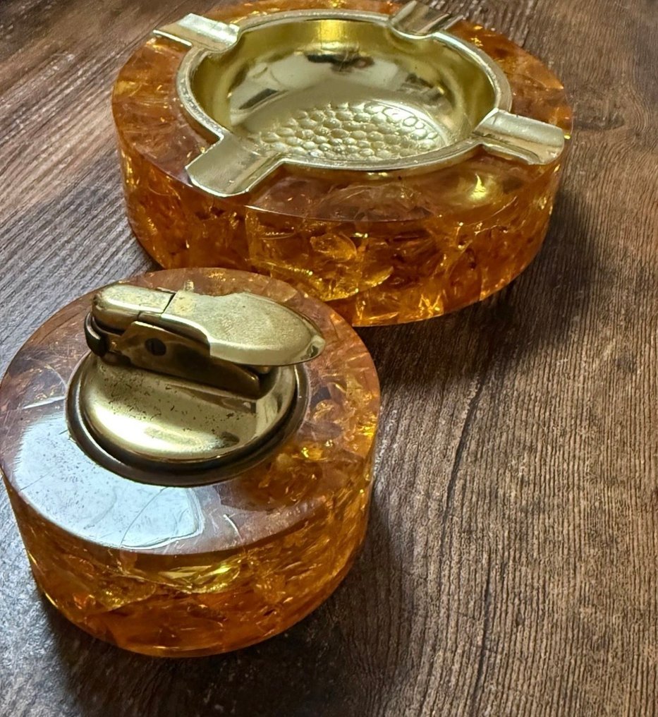 Tischfeuerzeug - Art deco - Επιτραπέζιος αναπτήρας - Ρητίνη / Πολυεστέρας, Ορείχαλκος, Αναπτήρας τραπεζιού και τασάκι. -  (2) #1.0