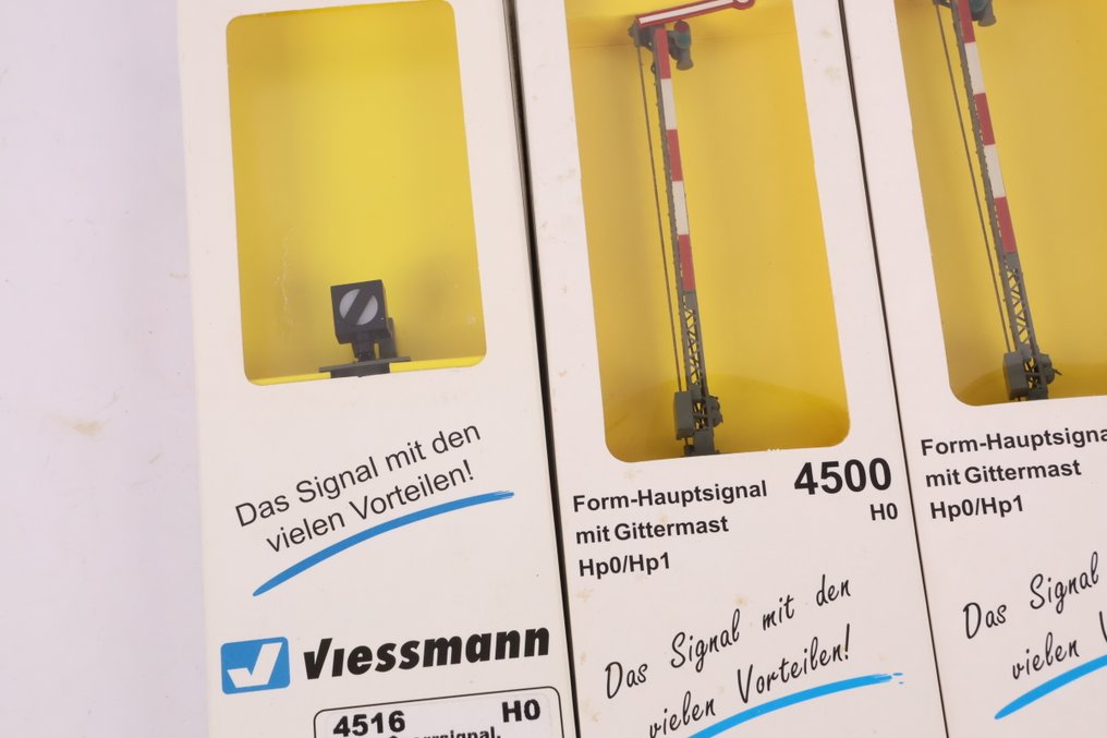 Viessmann H0 - 4500/4516 - Signals (3) - Three signals: 2x single-arm main signals and 1x shunting signal. #1.0
