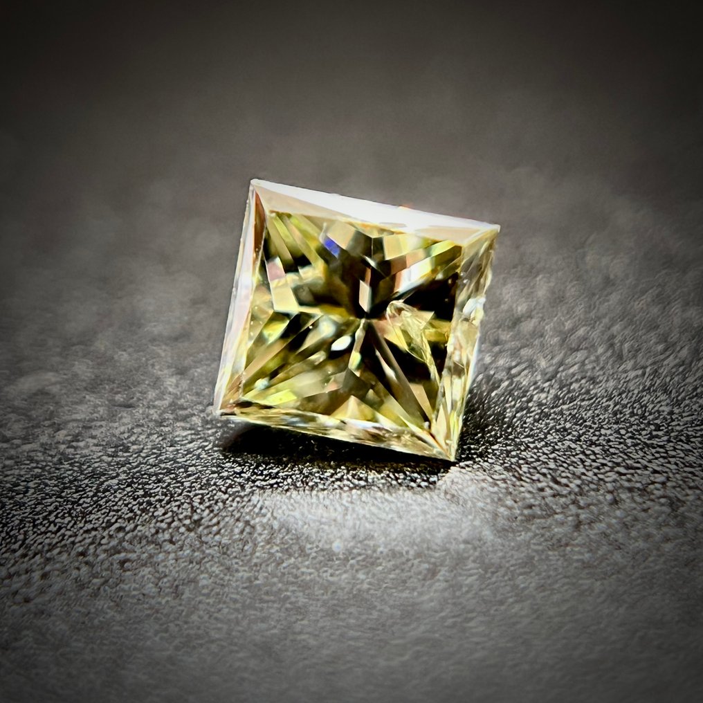 没有保留价 - 1 pcs 钻石  (天然色彩的)  - 0.13 ct - 方形 - Fancy 稍帶灰色的, 稍帶黄色的 绿色 - 实验室报告中未指明 - 美国宝石研究院（GIA） - 变色龙 #4.3