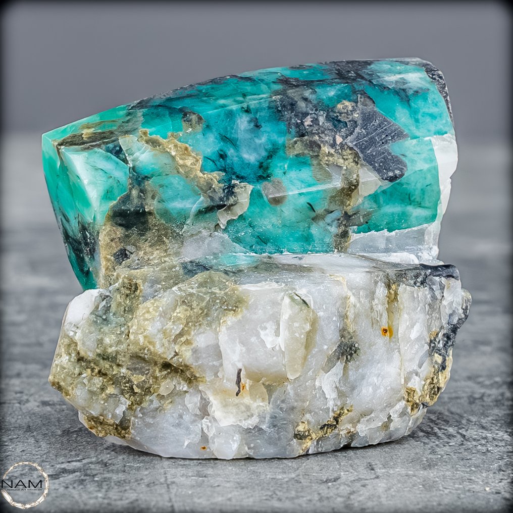 Natural emerald crystals on host rock from the legendary Muzo Mine in Colombia. An extraordinary find of exceptional quality, 285.55 ct- 57.11 g #2.1