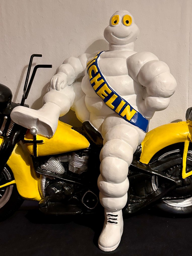 Una figura muy grande del hombre Michelin (Bibendum) en una motocicleta, sin reserva. - Michelin #1.0