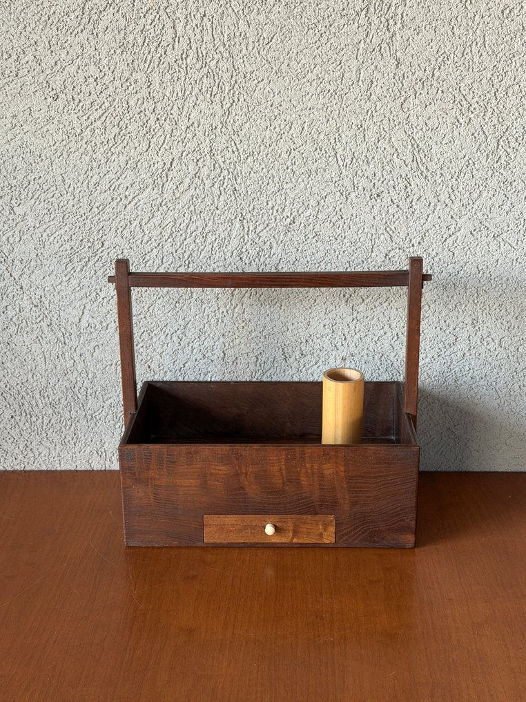 Kasten - Holzkiste zum Tragen mit einfachem, funktionalem Design. - Holz #1.0