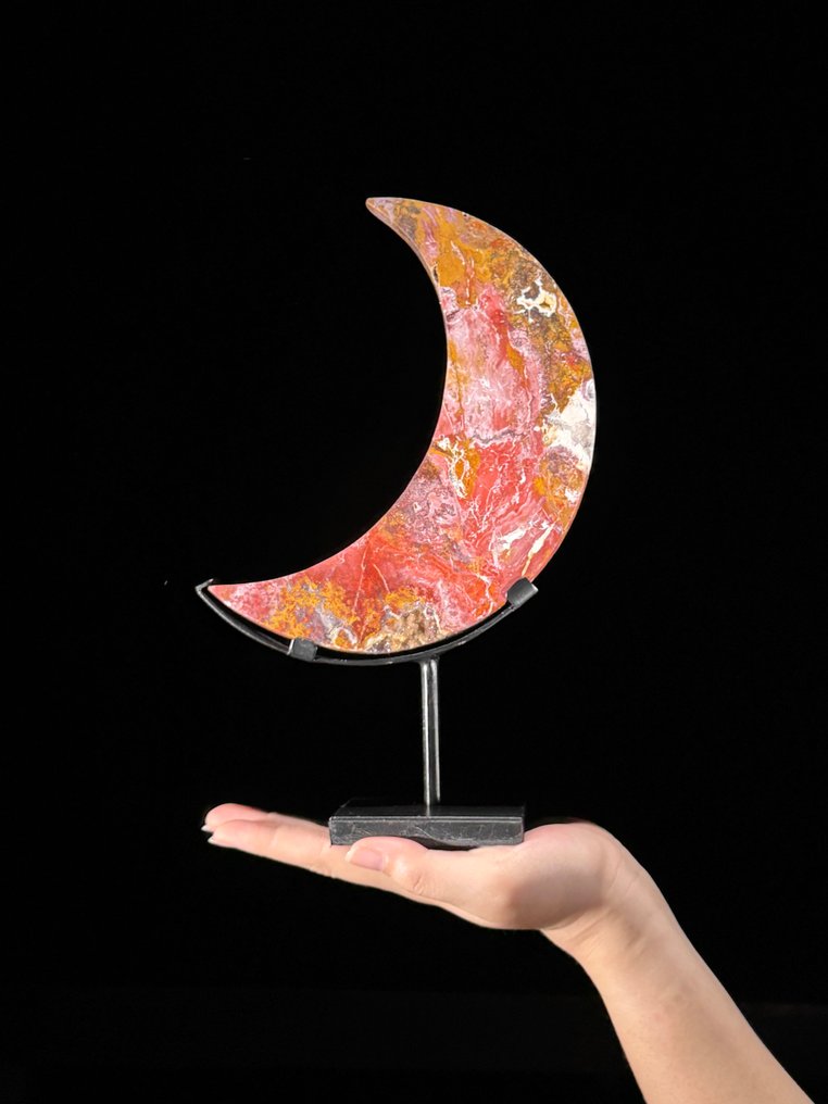 Χωρίς ελάχιστη τιμή - Υπέροχος Κόκκινος Maligano Jasper. Σε σχήμα σεληνιακού φεγγαριού σε μια προσαρμοσμένη βάση. - Ύψος: 28.4 cm - Πλάτος: 18 cm- 1800 g - (1) #1.0