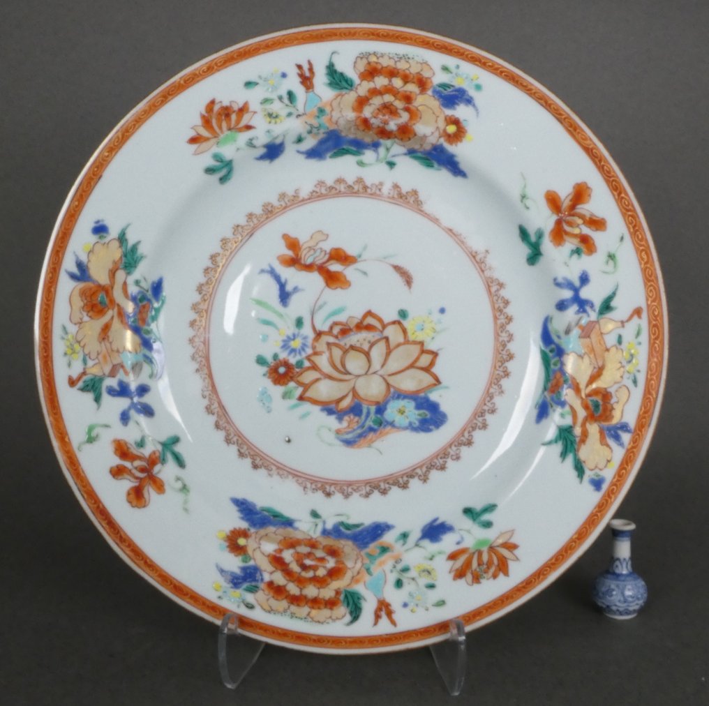 Qianlong (1735-1796) - 盤子 - Large Lotus with Peonies and Bamboo - Many Scholar Items! - 瓷器 - 粉色搪瓷铁红金 #1.0