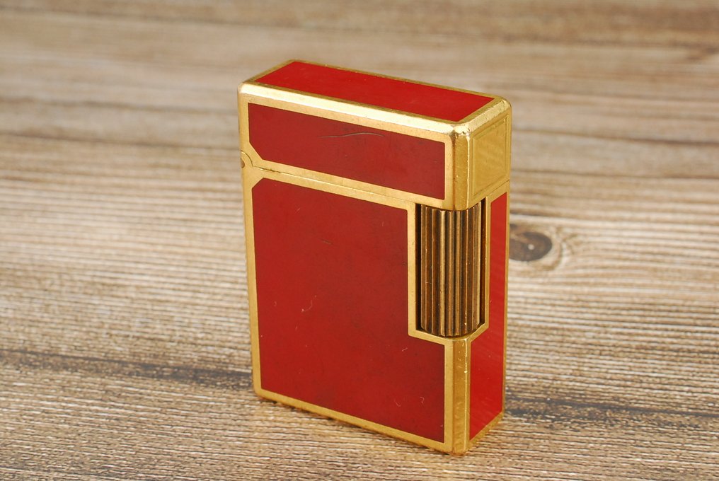 S.T. Dupont - Ligne Line 1 BR Short Gas Lighter - Taskusytytin - Kiinalainen lakka (punainen) kultapinnoitettu. #1.0