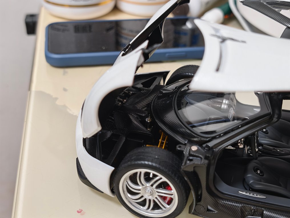 Autoart 1:18 - Modellbil - (very rare color) pagani huayra pearl white #3.2