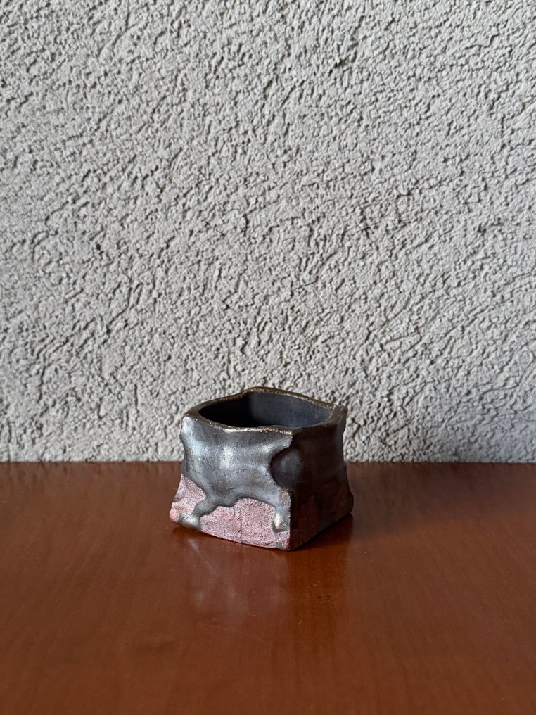 Nakamure Yutaka 中村 豊 - Φλιτζάνι τσαγιού - compact, sculptural form with a softly irregular square profile that feels intentional - Κεραμικό #3.2
