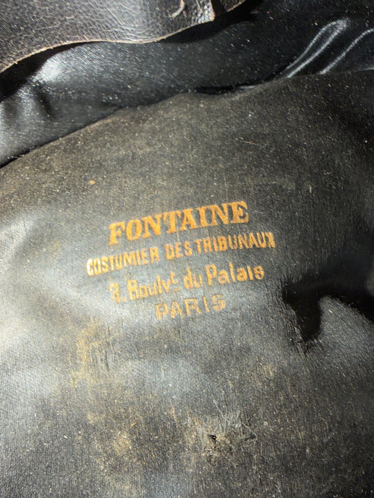 Maison FOUNTAINE, Paris - Βάση καπέλων - Δικαστικός κοσμηματοπώλης «Δικηγόρος» - Δέρμα Vachetta - Κοσμηματοπώλης των δικαστηρίων #2.1