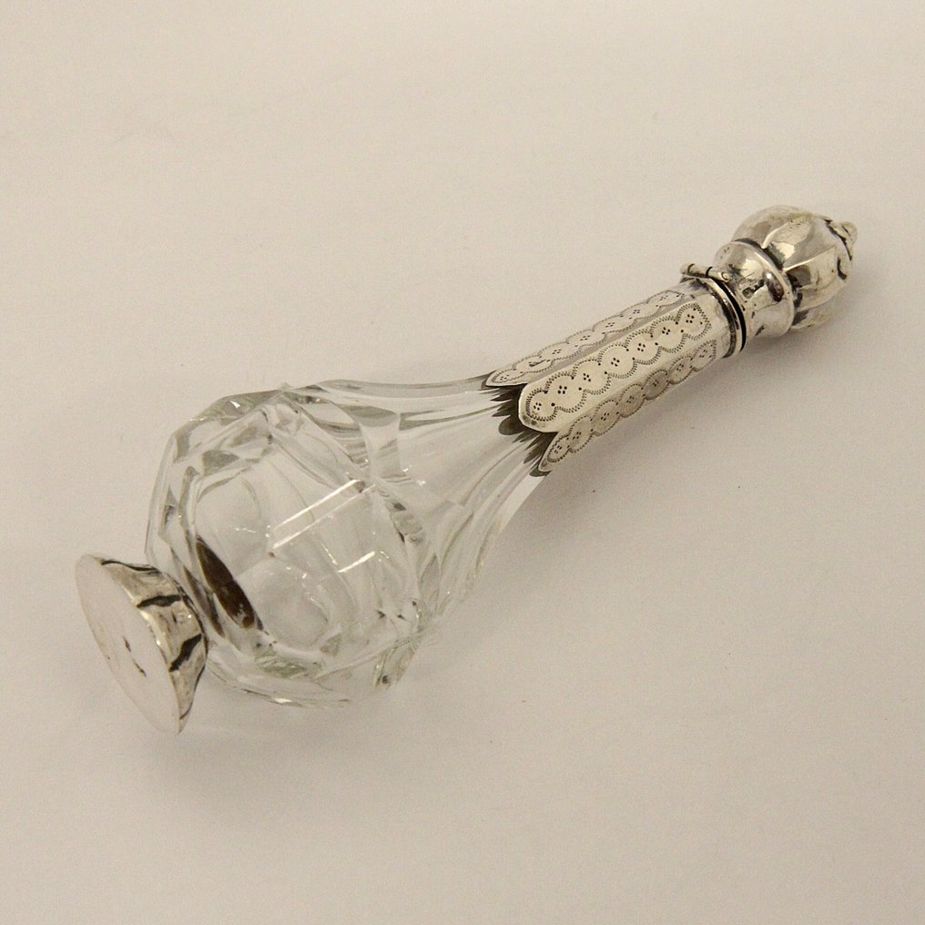 Antieke (1864-1868) reukflacon - HANDWERK - J. Teunissen - Butelka na perfumy - Kształt balustrady na srebrnej podstawie. - Srebro pr. 833 - Obecne oryginalne stopki. #1.0