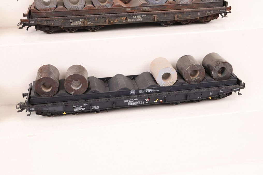 Trix H0 - Machetă tren transport marfă (4) - Patru camioane grele încărcate cu role de oțel, expuse la intemperii. - DB #1.0