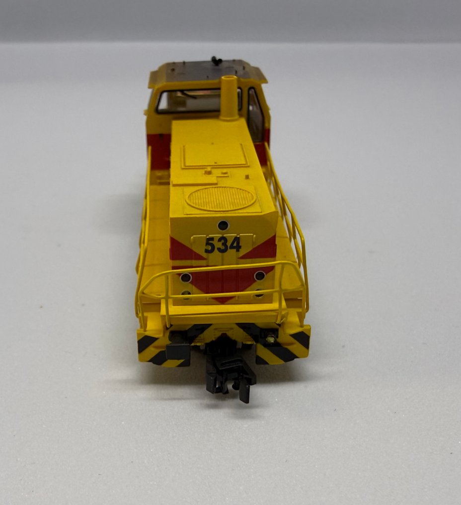 Minitrix N轨 - 12218 - 柴油内燃机车 (1) - Minitrix/Trix包装中的模型，编号12218，黄色/红色配色，驾驶室一侧标记为EH。 - EH #3.2