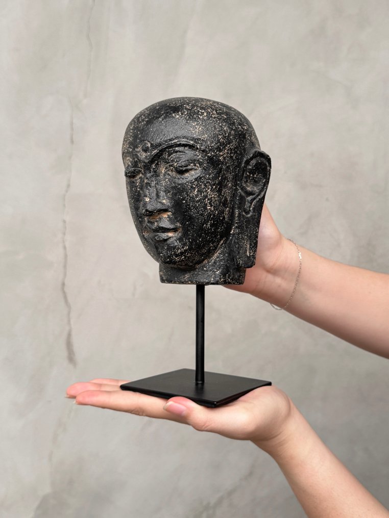 Statua, NO RESERVE PRICE - Stunning Lava Stone Buddha Head on a custom stand - 23 cm - Lava Stone - 2025 #1.0