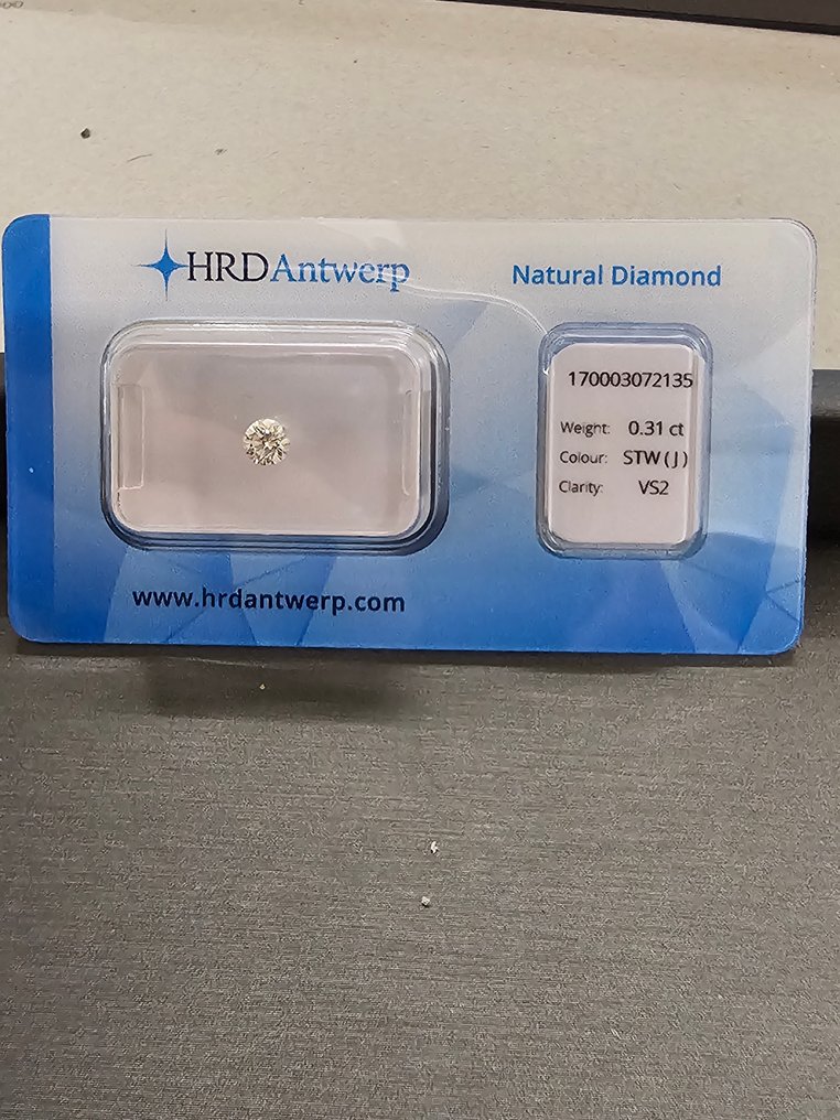 沒有保留價 - 1 pcs 鑽石  (天然)  - 0.31 ct - 圓形 - J(極微黃、從正面看是亮白色) - VS2 - HRD Antwerp #1.0