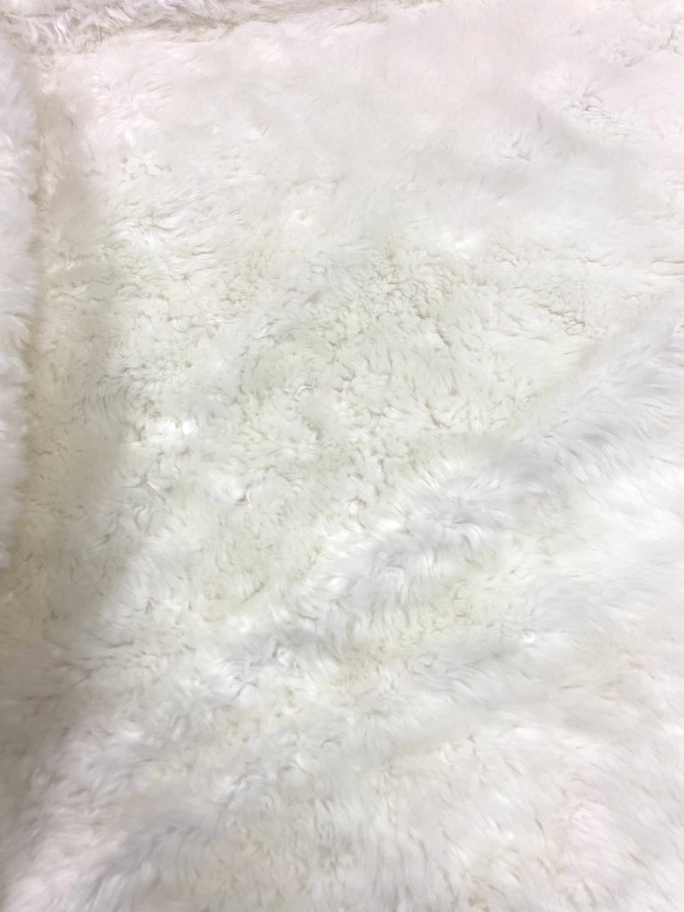 Splendid, consistent, and very soft cream white fur coat. - Upholstery fabric - 350 cm - 140 cm #3.2