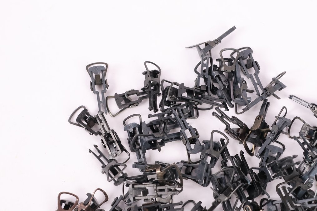 Roco, Brawa, Piko H0 - Model train (100) - 100 bracket couplings suitable for NEM shafts. #1.0