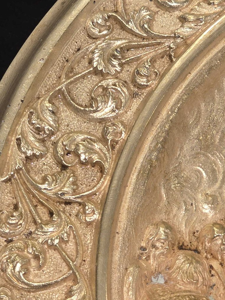 Rilievo, piatto commemorativo del Re d Italia Umberto I ai colerosi delle epidemia 1884 in Napoli. - 28 cm - Bronzo dorato #3.2