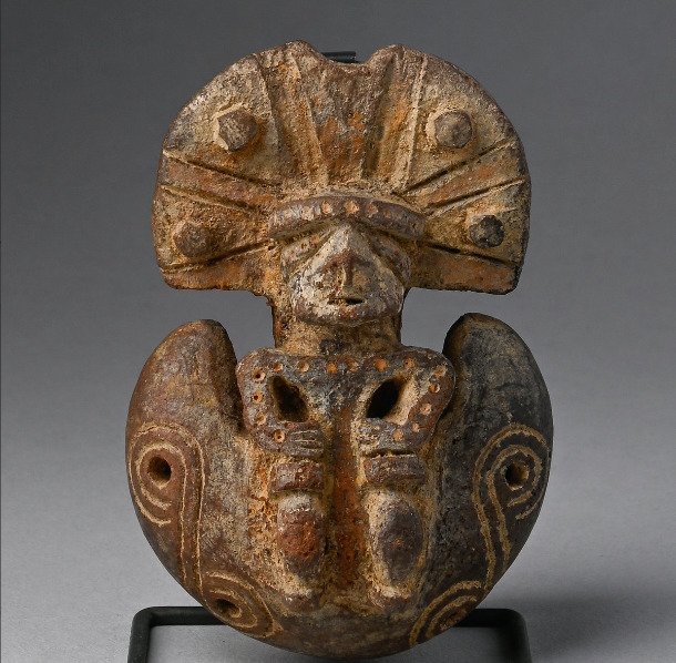 Figurin - Okarina mit stehender zoomorpher Figur mit Halbmondkopfschmuck - Keramik #1.0