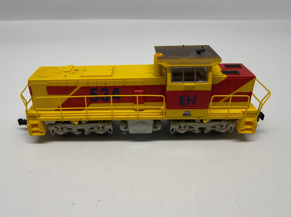 Minitrix N轨 - 12218 - 柴油内燃机车 (1) - Minitrix/Trix包装中的模型，编号12218，黄色/红色配色，驾驶室一侧标记为EH。 - EH #1.0
