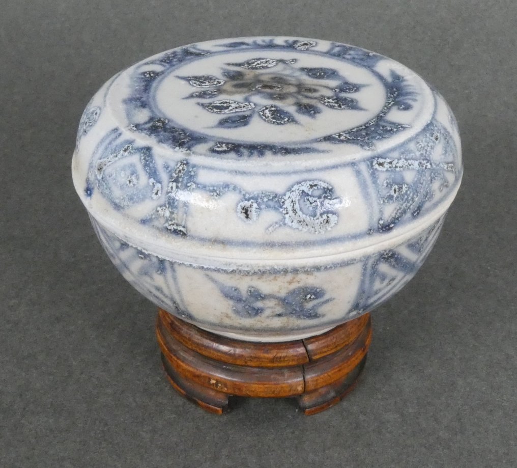 Jiajing (1522-1566) - Κουτί - Μεγάτο τριαντάφυλλο περικυκλωμένο από διακοσμητικά πάνελ με λουλούδια - Κουτί και καπάκι από την - Πορσελάνη - Κουτί και καπάκι #1.0