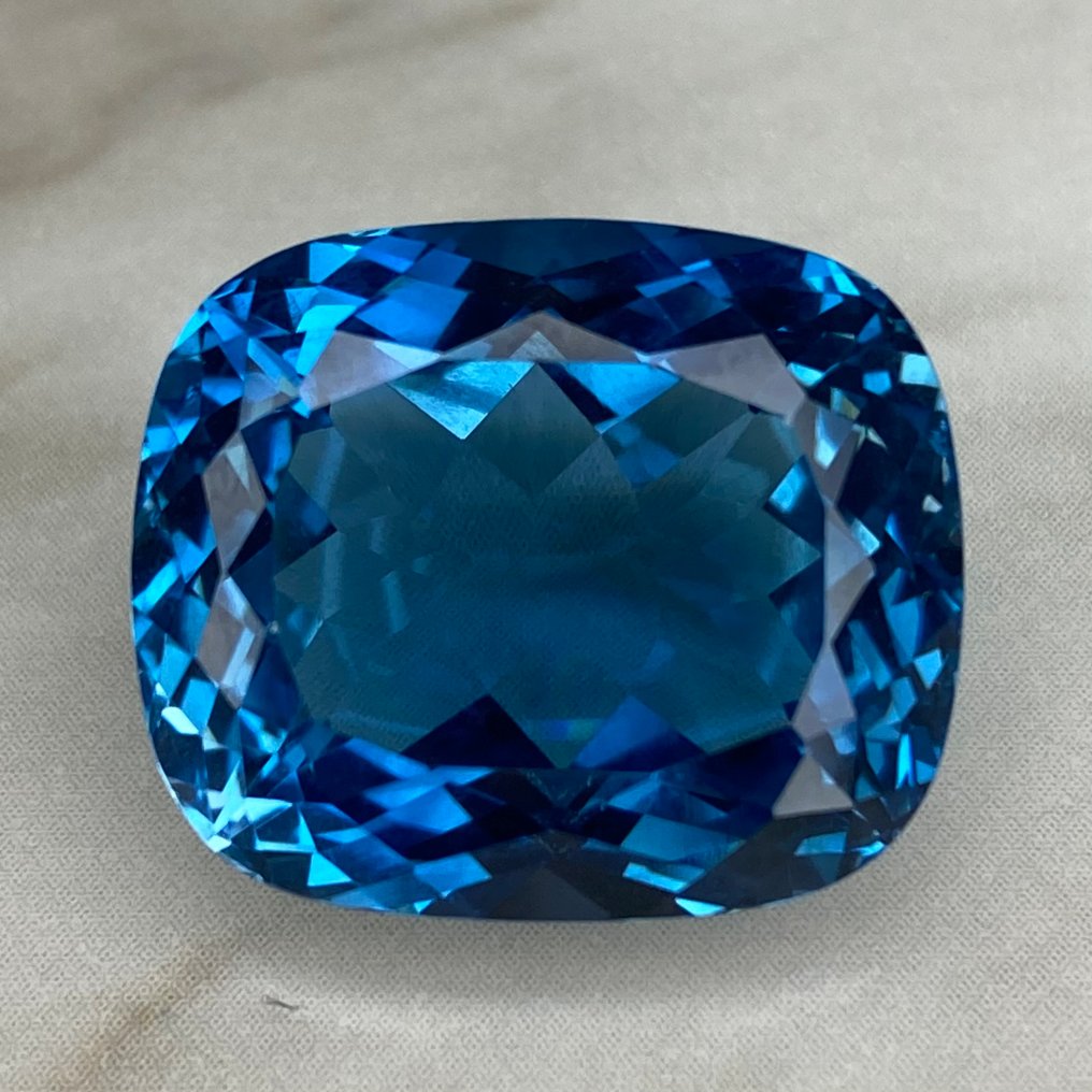 χωρίς τιμή ασφαλείας Μπλε Τοπάζιο  - 31.48 ct - Διεθνής Ένωση Έγχρωμων Πολύτιμων Λίθων (ICA GemLab) - Πολύ καλό Swiss Blue #1.0
