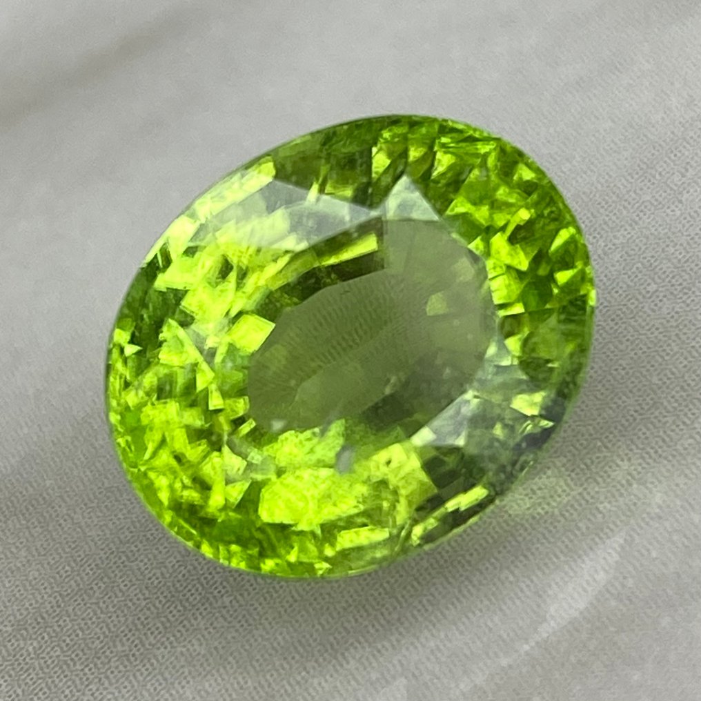 No reserve price Green Peridot  - 9.04 ct - International Colored Gemstone Association (ICA GemLab) #3.2