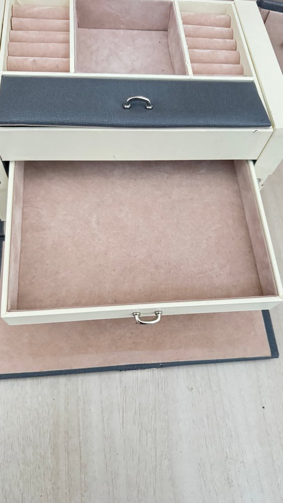 Anders - Jewellery case #4.3