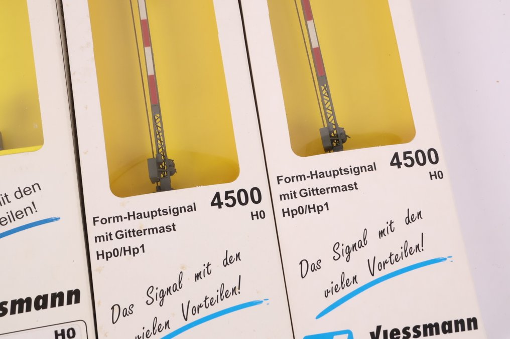 Viessmann H0 - 4500/4516 - Signals (3) - Three signals: 2x single-arm main signals and 1x shunting signal. #3.2
