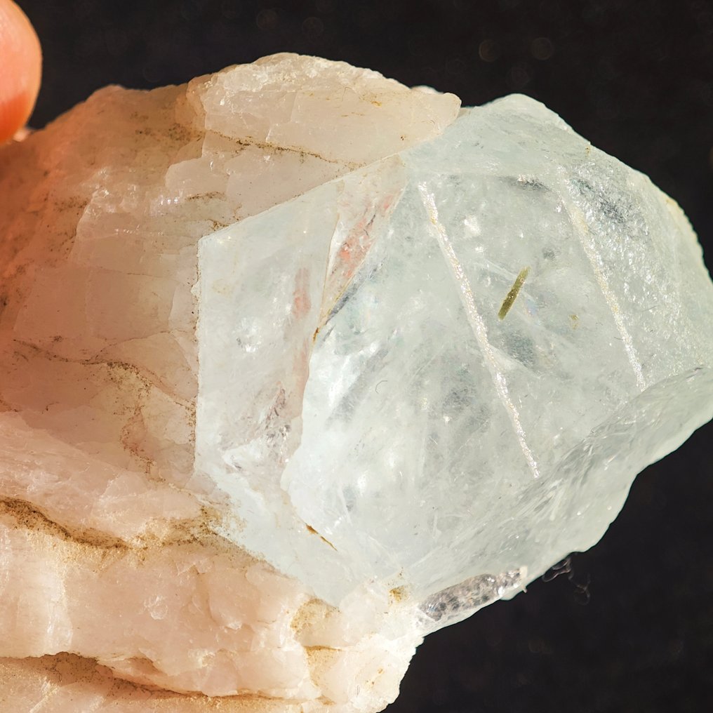 大型六角形海蓝宝石 顶级品质在 Albit Matrix- 88.86 g #4.3