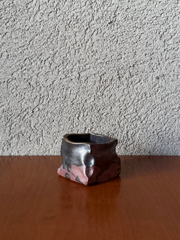 Nakamure Yutaka 中村 豊 - Φλιτζάνι τσαγιού - compact, sculptural form with a softly irregular square profile that feels intentional - Κεραμικό #1.0