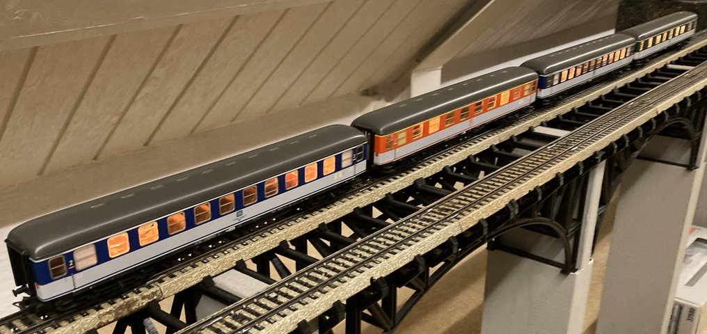 Märklin H0 - 40541 - Modellbahn-Personenwagenset (1) - 4 Personenwagen mit Beleuchtung - DB #1.0