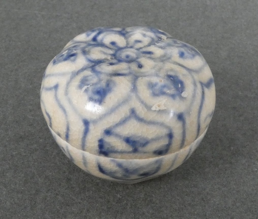 Jiajing (1522-1566) - Κουτί - Νάρκισσος, Κύματα και Ανθικά Πάνελ - Μικρό Ποτήρι με Λοβωτό Καπάκι - Κουτί και Καπάκι από την - Πορσελάνη - Κουτί και καπάκι #1.0