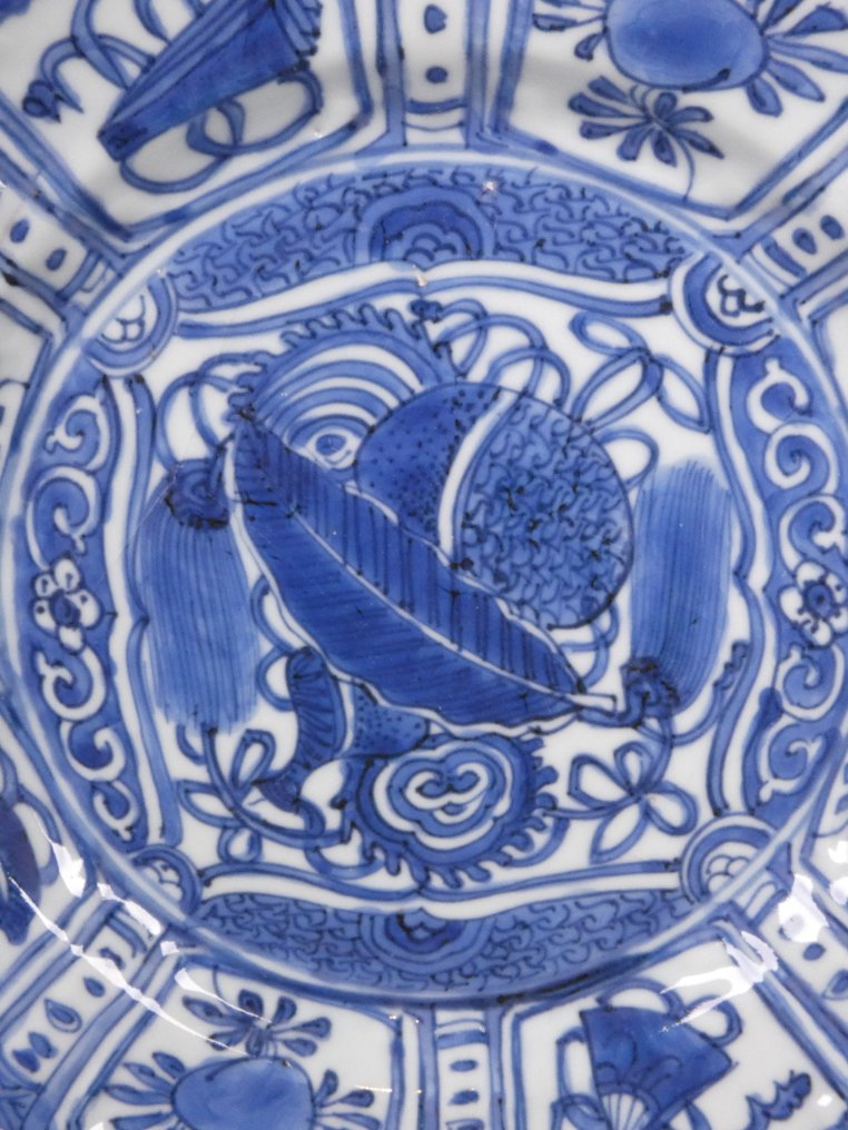 Wanli (1573-1619) - Μπολ - Many Buddhist Treasures - Scroll, Double Gourd Flask and Artemisia Leafs - Πορσελάνη - Ρηχό μπολ Kraak #1.0