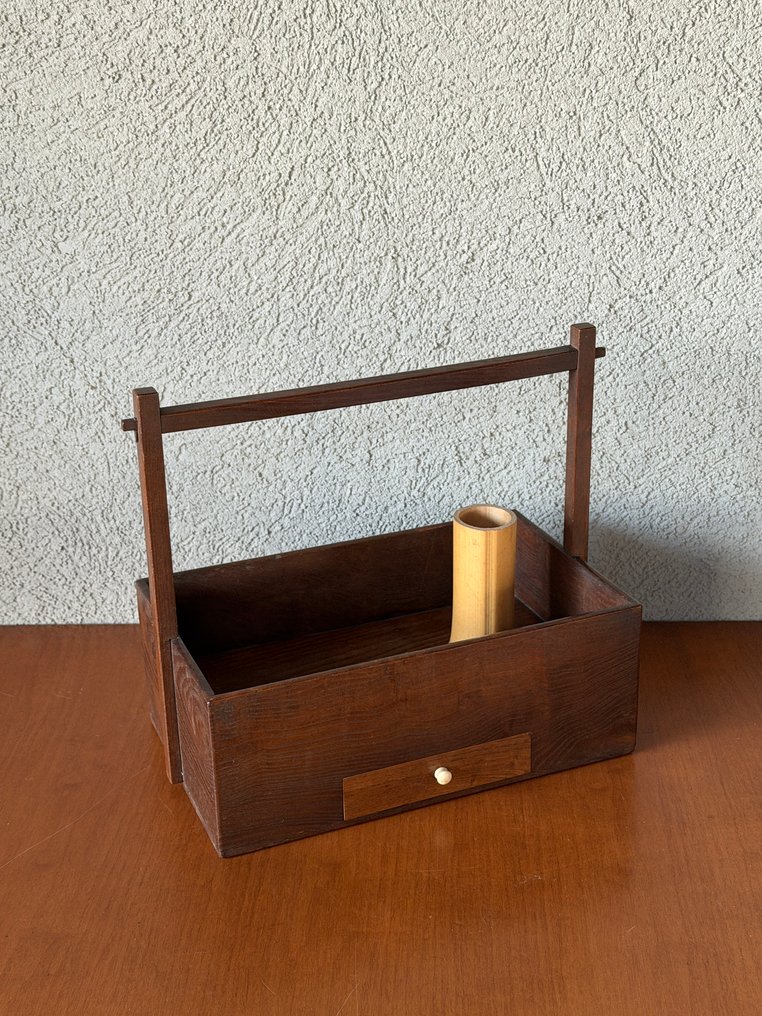 Kasten - Holzkiste zum Tragen mit einfachem, funktionalem Design. - Holz #1.0