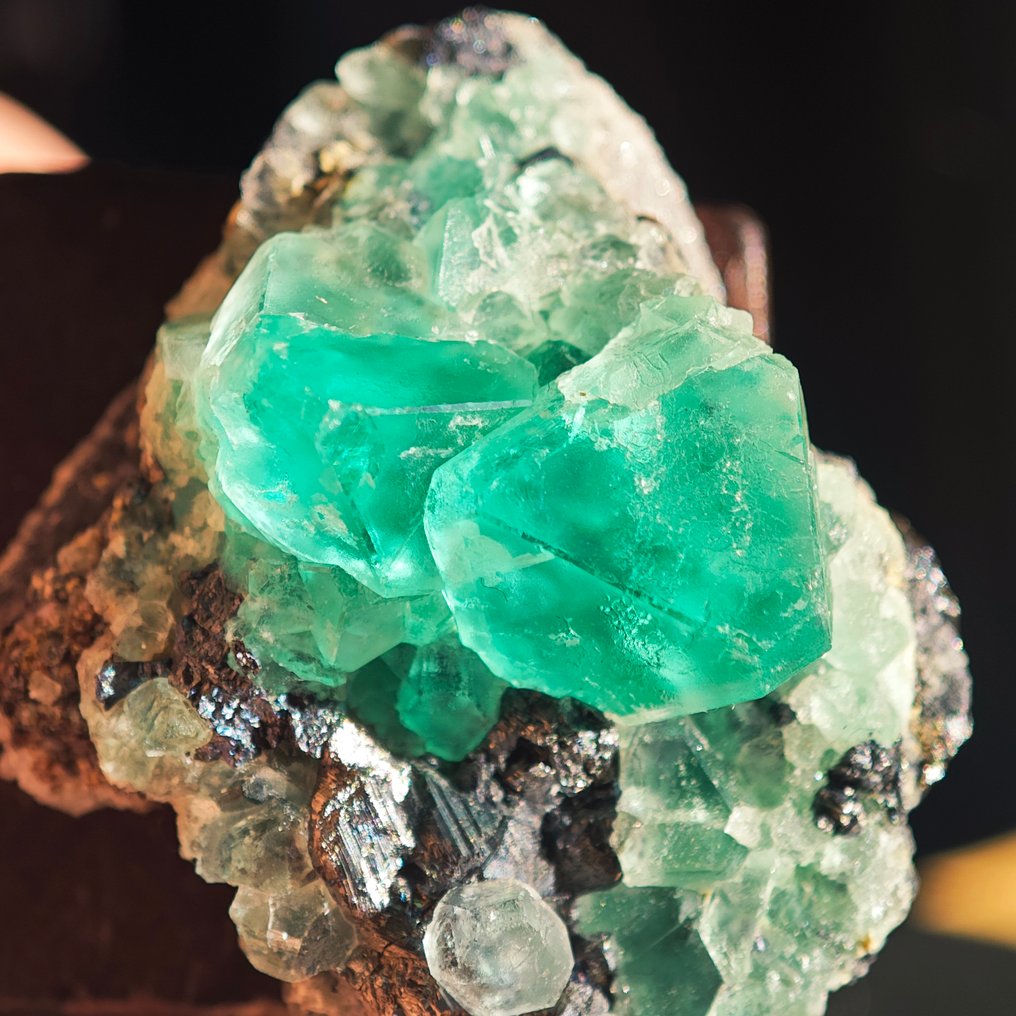 114,95 ct 祖母绿绿色八面体A+++秘鲁萤石水晶在基质上- 22.99 g #1.0