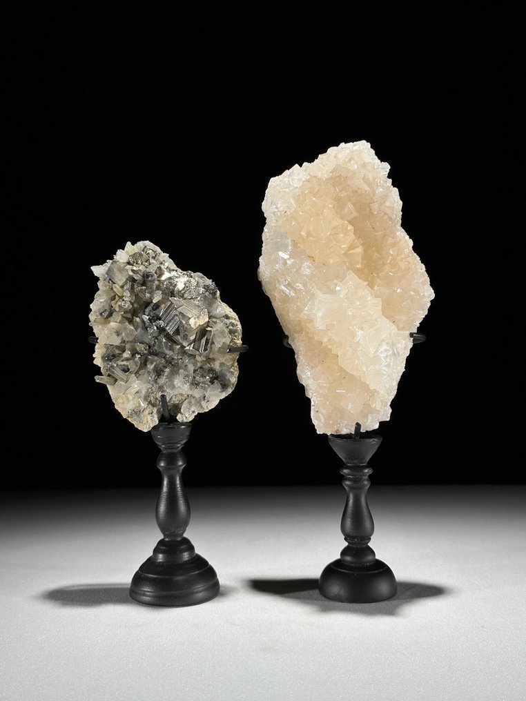 无底价 - 精美的黄铁矿和立方方解石晶体簇，配有定制底座 水晶群- 1300 g - (2) #1.0