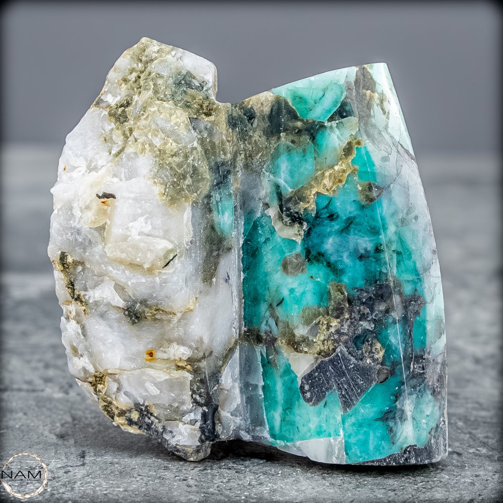 Natural emerald crystals on host rock from the legendary Muzo Mine in Colombia. An extraordinary find of exceptional quality, 285.55 ct- 57.11 g #3.2