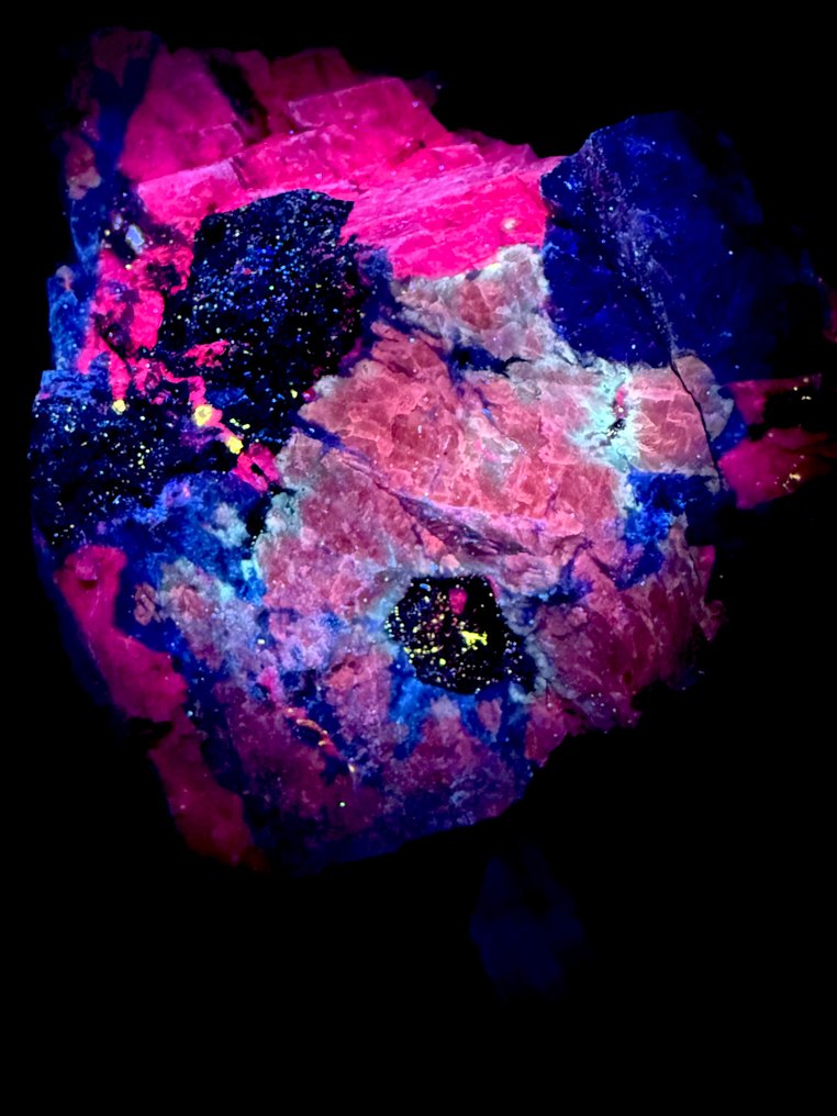 明亮且大型的荧光透闪石、锆石和微斜长石 萤光 - 高度: 9.5 cm - 宽度: 7.5 cm- 380 g #1.0