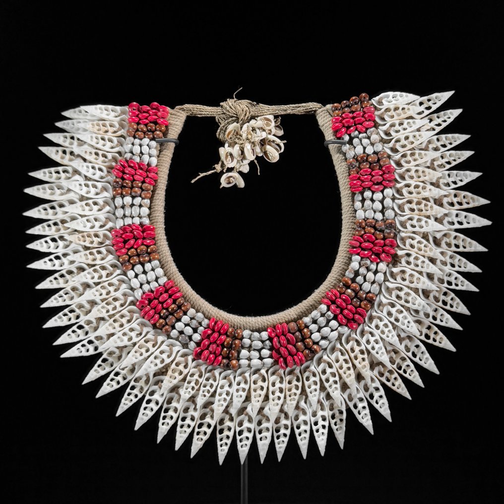 Διακοσμητικό στολίδι - NO RESERVE PRICE - SN4 - Decorative Shell Necklace on a custom stand - Παπούα Νέα Γουινέα #2.1
