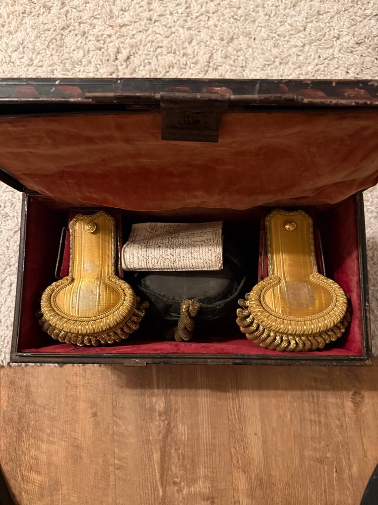 英国 - 皇家海军的古董存储箱，用于存放肩章和双尖帽。 - 军事装备 #1.0