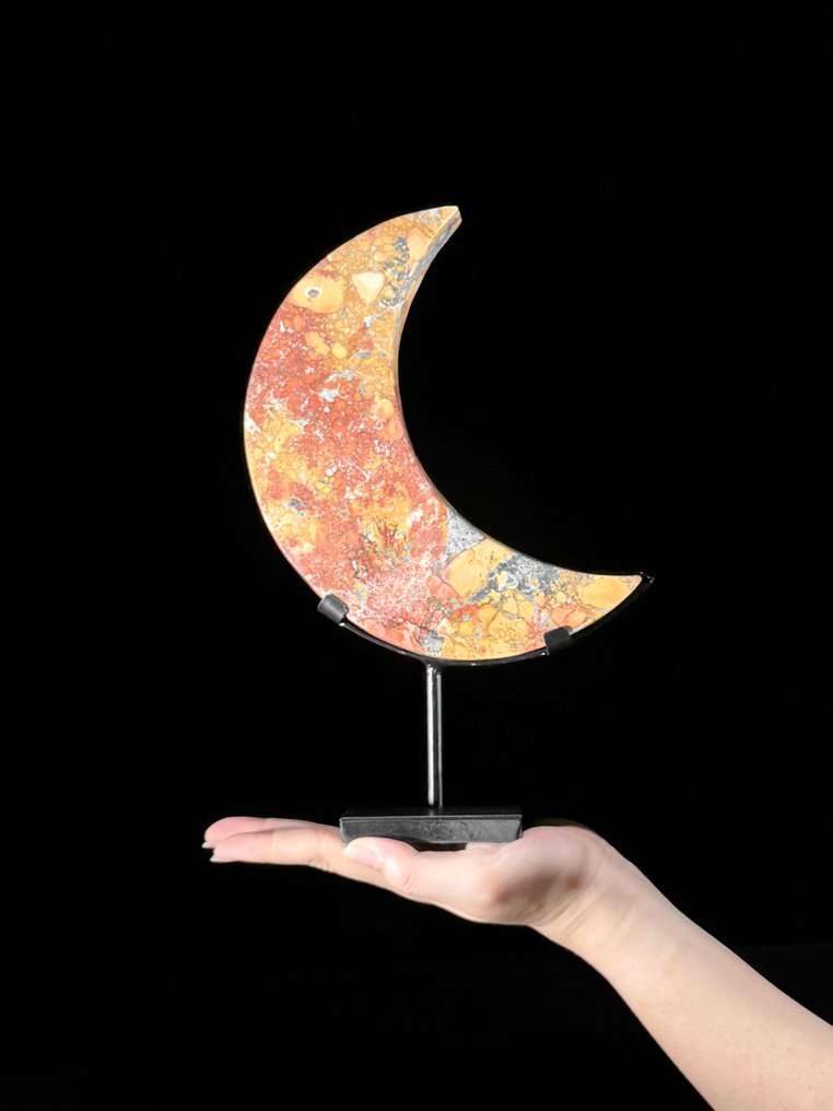 无底价 - 令人惊叹的红玉髓 新月形状的,放置在定制支架上 - 高度: 28.7 cm - 闊度: 18 cm- 2000 g - (1) #1.0