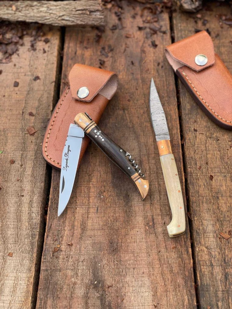 K Romain - Μαχαίρι κουζίνας - Kitchen knife set -  Χειροποίητα Ιταλικά μαχαίρια Pattada και Γαλλικά Laguiole Bougna — Μπουτίκ μαχαίρια από τον K Romain - Χάλυβας, Ατσάλι, δέρμα, κόκαλο, βεντούζα, χαλκός - Γαλλία - Ανέπαφο Σπάνιο Ευρήμα #3.2