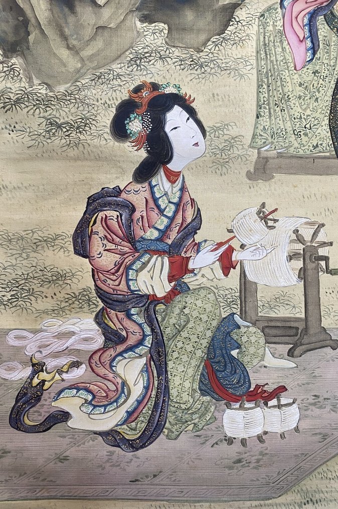 Dipinto molto fine "Due bellezze che tessono la seta" - incluso il tomobako con iscrizione. - Seta - Tanomura Shosai (1845-1909) - Giappone - Periodo Meiji (1868-1912) #4.3